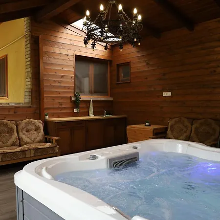 Halasz Vendeghaz Jakuzzival Tiszakecske